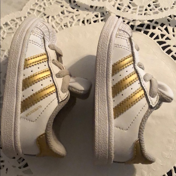 ADIDAS GOLD AND WHITE SUPERSTAR BABY SHOES 4K - Picture 8 of 8